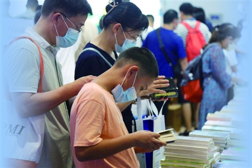 往来如织的人群持续涌动着书香济南的文化活力本专题摄影记者朱德蒙于洋实习生褚洪卿